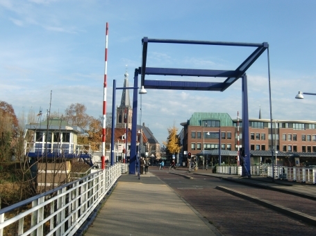 Doetinchem : Waterstraat, Fußgänger- und Fahrradbrücke über die Oude IJssel, mit Blick auf das Stadtzentrum